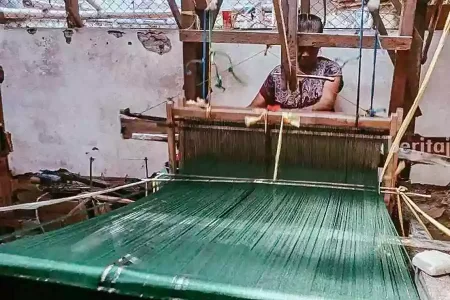 Dari balik alat tenun manual, sarung tenun ikat Kota Mojokerto ini tercipta dan siap dipasarkan