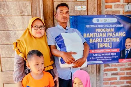 Purnomo (40), petani Desa Bediwetan, penerima bantuan pasang baru listrik