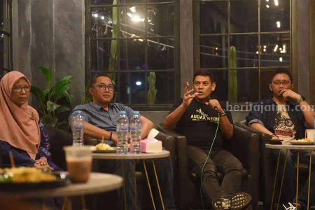 Pemkot Kediri Rangkul Pegiat Media Sosial untuk Majukan Kota Wali Kota Kediri saat sedang berdiskusi dengan pegiat media sosial (foto: beritajatim.com)