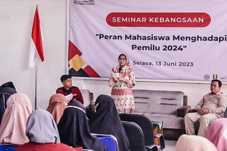 Wakil Bupati Lumajang Ajak Mahasiswa Berperan Aktif dalam Pemilu Serentak 2024 Wakil Bupati Indah Amperawati saat berbicara dalam Seminar Kebangsaan di Gedung Dakwah Muhammadiyah Lumajang