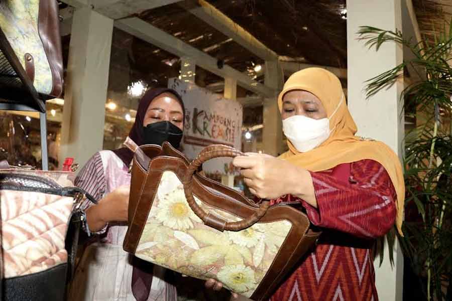 Jawa Timur jadi Kontributor Terbesar Kedua dalam Industri Ekonomi Kreatif Nasional Gubernur Khofifah juga mengakui bahwa perkembangan industri kreatif tidak terlepas dari kemampuan sumber daya manusia dalam memanfaatkan teknologi informasi.