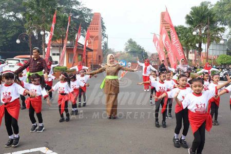 Bupati Mojokerto Ikfina Fahmawati saat membuka kegiatan Gebyar Ibu dan Anak dalam rangka HUT IGTKI ke-73, Hari Anak Nasional dan HUT Kabupaten Mojokerto ke-730 di Pendopo Graha Maja Tama, Pemkab Mojokerto