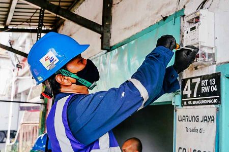 Pemasangan Smart Meter AMI PLN Dapat Respon Positif dari Masyarakat Sidoarjo Petugas sedang melakukan pemasangan Smart Meter Advanced Metering Infrastructure (AMI) di rumah warga