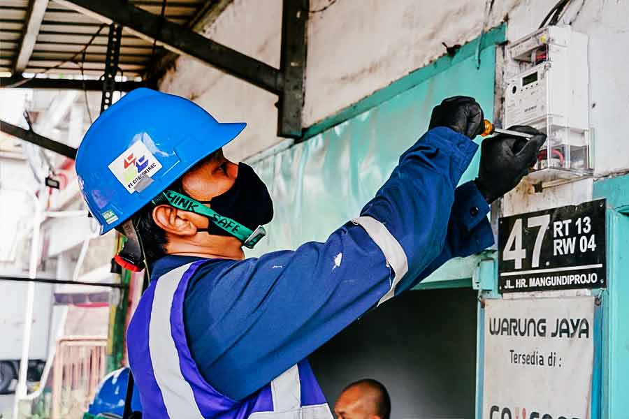 Pemasangan Smart Meter AMI PLN Dapat Respon Positif dari Masyarakat Sidoarjo Petugas sedang melakukan pemasangan Smart Meter Advanced Metering Infrastructure (AMI) di rumah warga