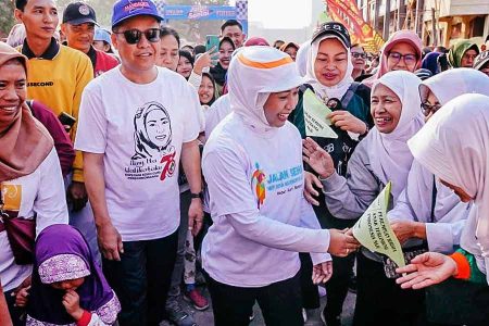 Wali Kota Ika Puspitasari ramah menyapa peserta jalan sehat