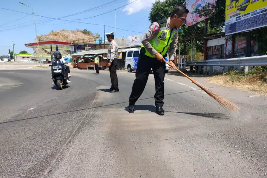Pembersihan Pasir dan Kerikil di Tikungan SPBU Kotakan Situbondo SPBU Kotakan Situbondo