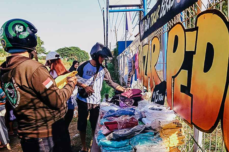 Pengunjung Bazar Peduli, kegiatan sosial yang digelar di Kampus Stikosa AWS Surabaya