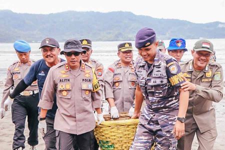 Awak Polres Trenggalek serentak melakukan aksi bersih-bersih bersama anggota Kodim 0806, Polair, Pos TNI AL, serta pihak terkait lainnya.