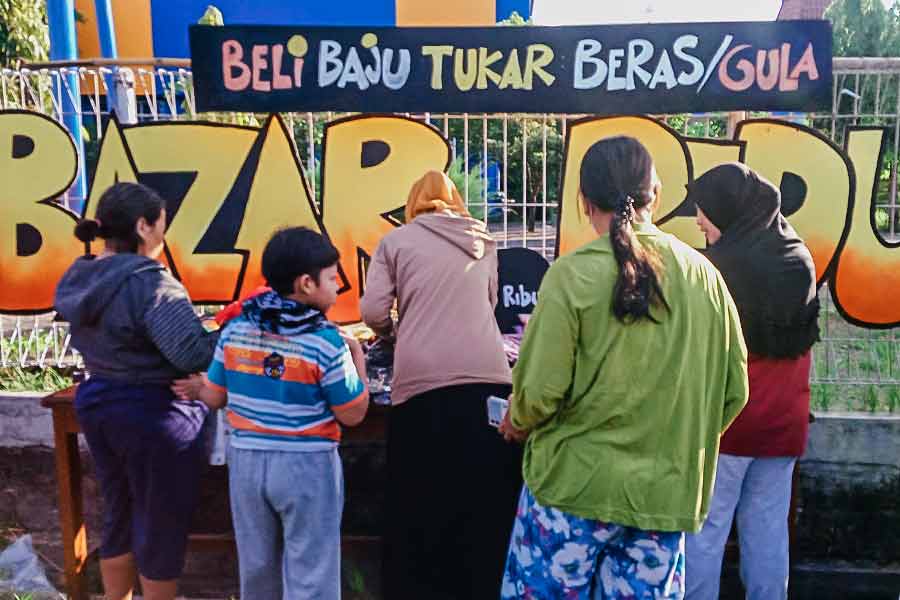 Gelar Bazar Murah, IKA Stikosa-AWS Gandeng GUSDURian Peduli Bazar Peduli di Kampus Stikosa AWS