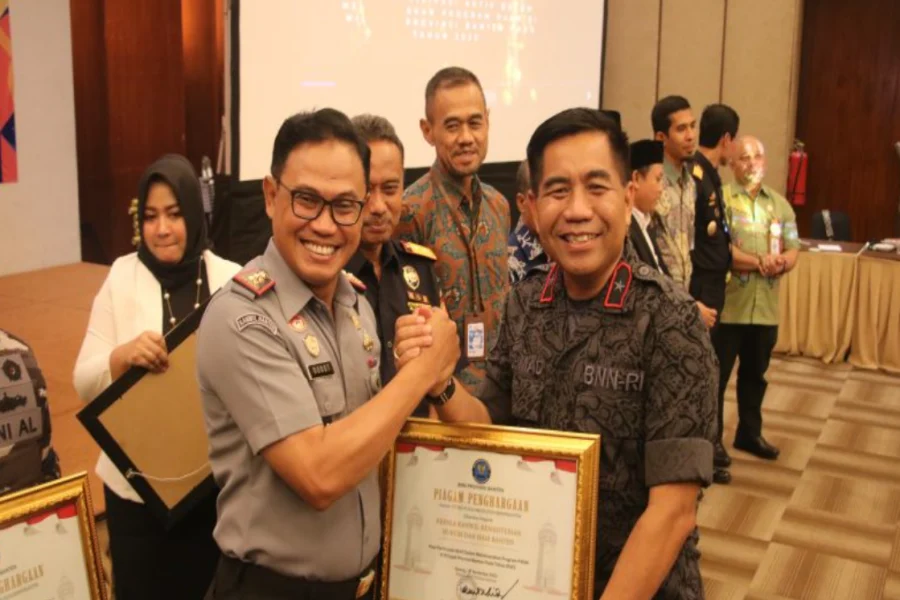 Kakanwil Kemenkumham Banten Terima Penghargaan dari BNNP Atas Kinerja P4GN Kemenkumham Banten