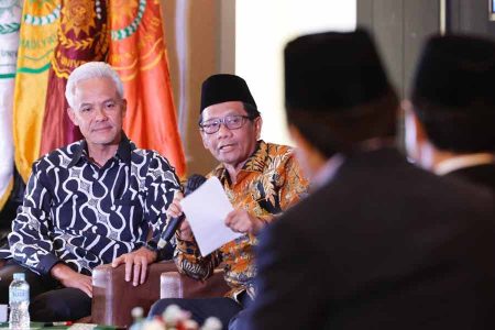 Ganjar Pranowo dan Mahfud MD saat menghadiri dialog publik di Universitas Muhammadiyah Jakarta