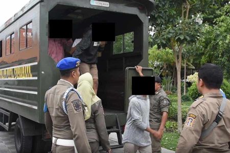 Satpol PP Surabaya Sanksi Remaja Hendak Tawuran dengan Rawat ODGJ di Liponsos