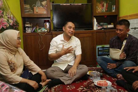Wali Kota Eri Cahyadi Jenguk Petugas Satpol PP yang Dianiaya Oknum Buruh Wali Kota Eri Cahyadi saat menjenguk anggota Satpol PP yang jadi korban penganiayaan