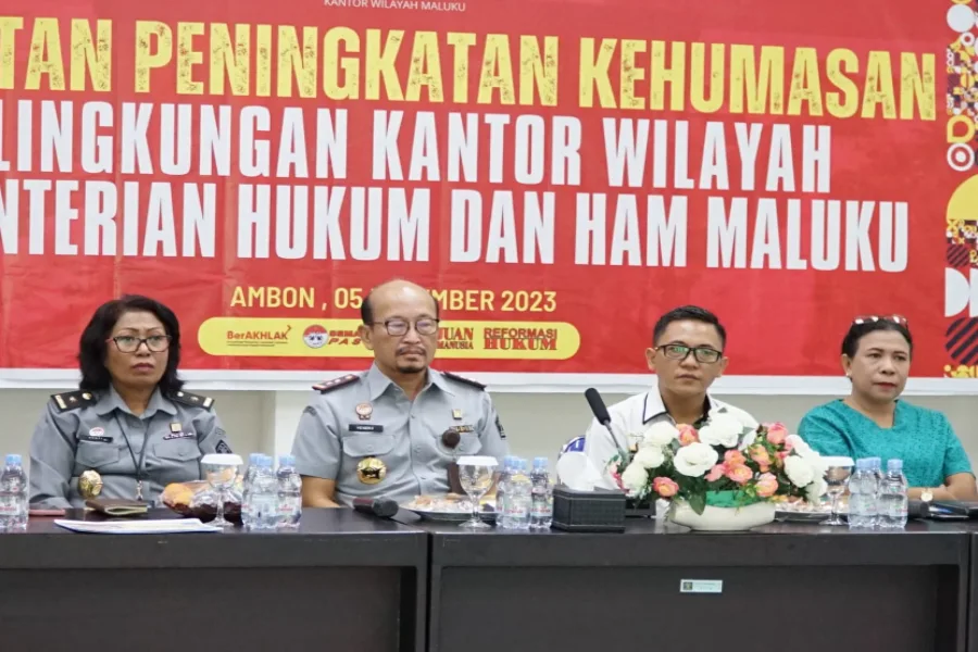 Memperkuat Peran Humas, Kanwil Kemenkumham Maluku Gelar Pelatihan Bersama PWI Kakanwil Kemenkumham Maluku, Hendro Tri Prasetyo (dua dari kiri)