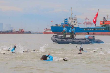 Prajurit Satkopaska Koarmada II Tingkatkan Ketahanan Fisik dengan Berenang di Selat Madura Satkopaska Koarmada II