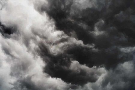 Prakiraan Cuaca Hari Ini, Surabaya Diperkirakan Hujan dengan Kilat dan Petir Ilustrasi mendung tebal (foto: pixabay)