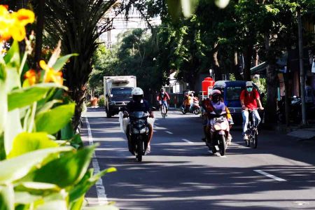 Singgung Rencana Kenaikan Pajak Motor Bensin, Ini Pandangan Ekonom Unair Ilustrasi pengguna sepeda motor di jalan raya Surabaya (foto: Adismara Putri Pradiri, unsplash)