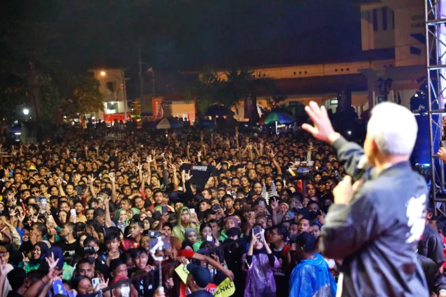 Hujan Tak Memadamkan Semangat Ribuan Pendukung Ganjar di Alun-alun Semarang Ganjar di Ungaran