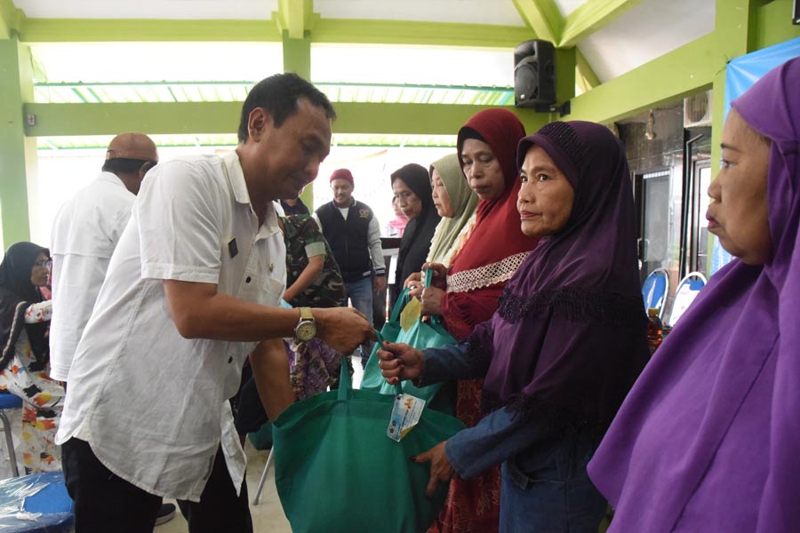 Gelar Bakti Sosial, PWI dan Pemkab Sidoarjo Bagikan Sembako untuk Warga pemkab sidoarjo