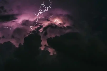 Cuaca Ekstrem Berpotensi Terjadi di Jawa Timur, BMKG Ingatkan Warga Waspada Ilustrasi cuaca ekstrem (foto: Breno Machado/unsplash)