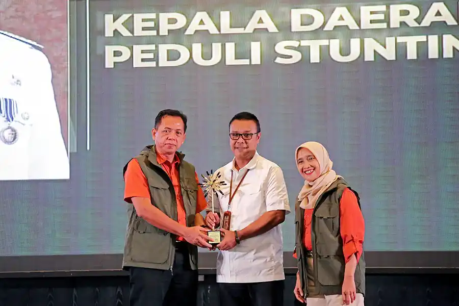 Aktif Tangani Stunting di Surabaya, Eri Cahyadi Raih Beritajatim Award 2024 M Fikser, mewakili Wali Kota Eri Cahyadi menerima Beritajatim Award 2024