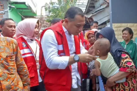 Wali Kota Eri Cahyadi Berikan Bantuan Gerobak dan Pengobatan di Kelurahan Asemrowo Eri Cahyadi