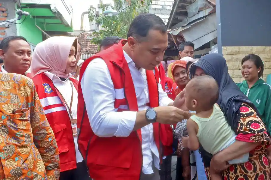 Wali Kota Eri Cahyadi Berikan Bantuan Gerobak dan Pengobatan di Kelurahan Asemrowo Eri Cahyadi