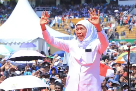 Khofifah dan Emil Dardak Melaju di Pilkada Jatim 2024, Kenyamanan dan Produktivitas jadi Prioritas Utama Khofifah Indar Parawansa, saat menghadiri HUT SPSI dan Gasper (foto: dok)