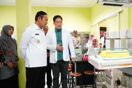 Bupati Lamongan, Yuhronur Efendi, saat meninjau Neonatal Intensive Care Unit (NICU) RSUD Ngimbang di Lamongan.