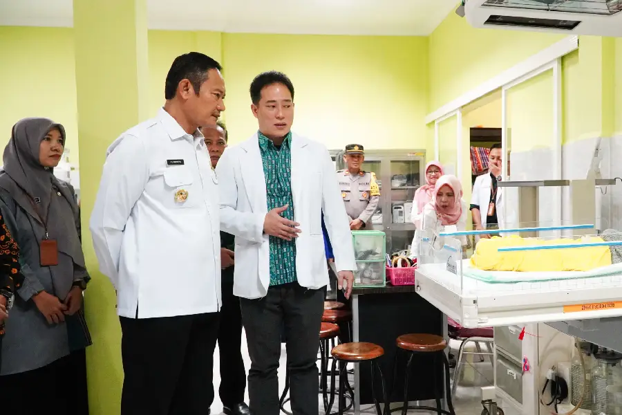 Pemkab Lamongan Resmikan Neonatal Intensive Care Unit di RSUD Ngimbang Bupati Lamongan, Yuhronur Efendi, saat meninjau Neonatal Intensive Care Unit (NICU) RSUD Ngimbang di Lamongan.