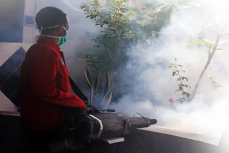 Dinkes Probolinggo dan Warga Lakukan Langkah Intensif Lawan Demam Berdarah dengan Fogging Ilustrasi fogging, sebuah upaya untuk menghentikan laju demam berdarah (foto: Hendro D. Laksono)