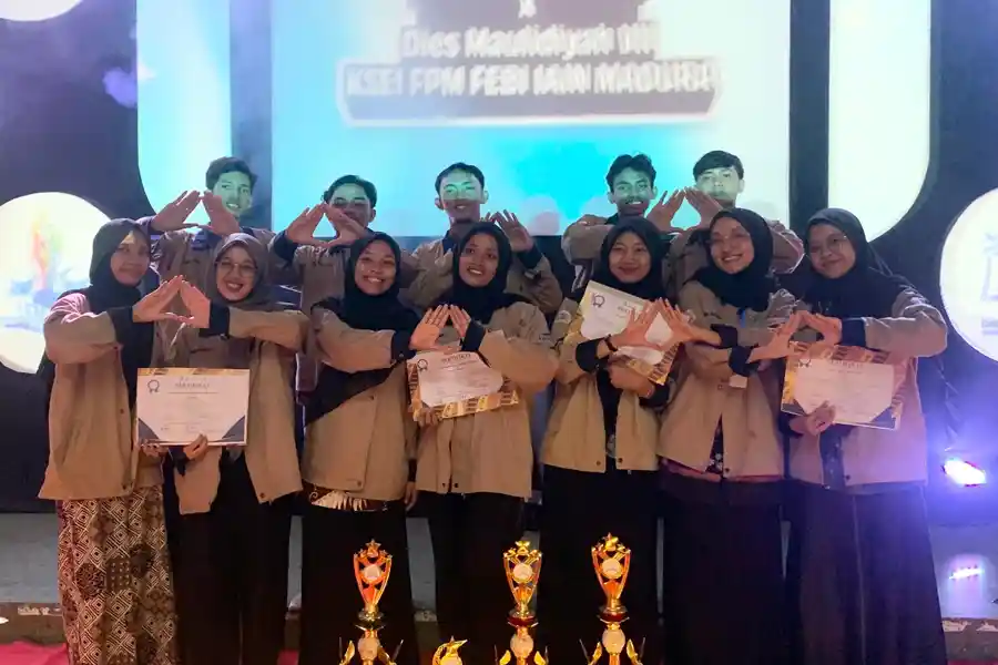 Mahasiswa FEB UNAIR Raih 4 Piala dalam Ajang Temu Ilmiah Regional Jawa Timur