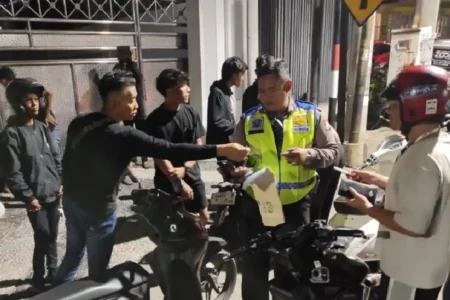 Polisi Sita 67 Motor Knalpot Brong Terindikasi Balap Liar di Surabaya Petugas kepolisian terpaksa melakukan penindakan dan menyita 67 kendaraan roda 2 yang terindikasi terlibat balap liar di Jalan Raya Jemursari, Surabaya (foto: Dok Humas Polri)
