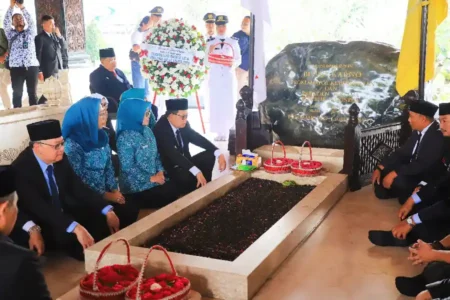 Ziarah ke Makam Bung Karno, Pj. Gubernur Jatim Ajak Kuatkan Gotong Royong dan Persatuan