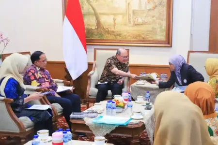 Pj. Sekdaprov Jatim Dukung Penuh Konferensi ICAS Ke-13 di Surabaya Pj Sekretaris Daerah Provinsi Jawa Timur, Bobby Soemiarsono, saat menerima audiensi dari Universitas Airlangga (Unair) di Kantor Gubernur Jatim, Jalan Pahlawan No. 110, Surabaya