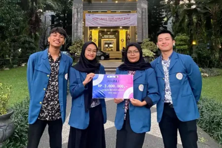 Delegasi Universitas Airlangga pasca awarding juara 1 business plan nasional. (foto: istimewa)