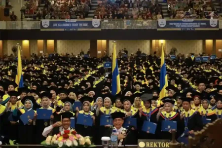 Dukung Mahasiswa Berprestasi Kurang Mampu, Unair Wisuda 160 Penerima Beasiswa