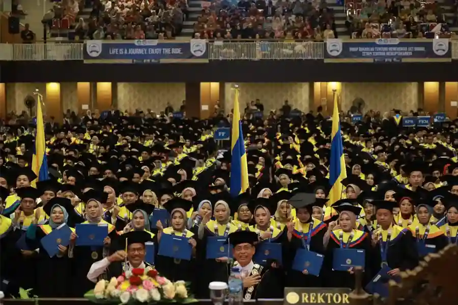 Dukung Mahasiswa Berprestasi Kurang Mampu, Unair Wisuda 160 Penerima Beasiswa