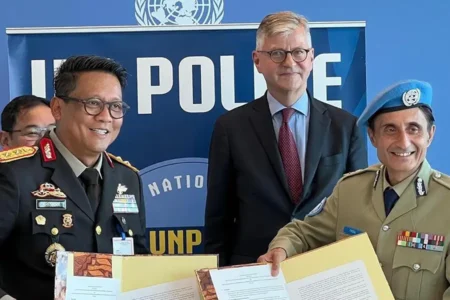 Polri Tingkatkan Kerjasama dengan Kepolisian PBB untuk Misi Perdamaian Kadivhubinter Polri Irjen Pol Khrisna Murti menunjukkan dokumen kerjasama Polri dengan Divisi Kepolisian PBB
