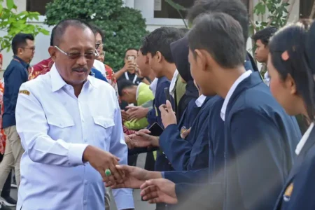 Wakil Wali Kota Armuji saat menemui mahasiswa yang hadir di penutupan MSIB batch 6