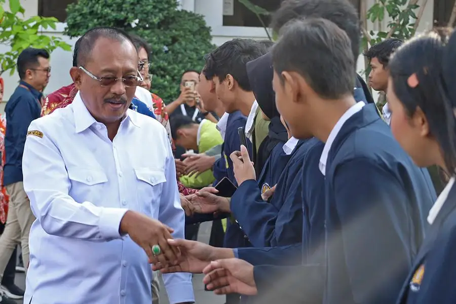 Program MSIB Batch 6 Ditutup, Wakil Wali Kota Armuji Ajak Mahasiswa Terus Belajar dan Berinovasi Wakil Wali Kota Armuji saat menemui mahasiswa yang hadir di penutupan MSIB batch 6