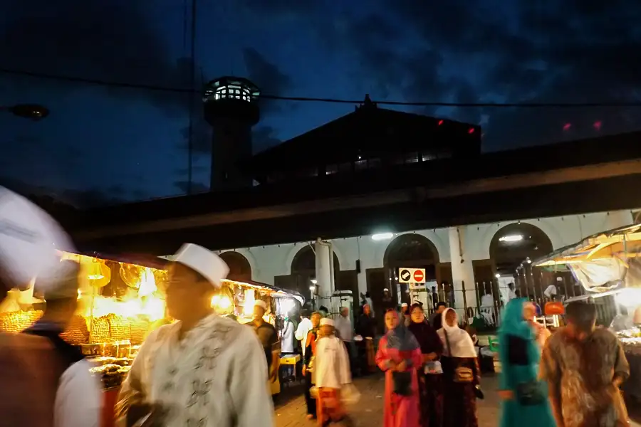 Kawasan Masjid Ampel Surabaya yang nyaris tak pernah sepi (foto: Hendro D. Laksono/beritajatim.id)