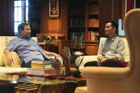 Prabowo dan Gibran Nikmati Sabtu Sore Bersama di Hambalang Prabowo berbincang santai dengan Gibran Rakabuming Raka