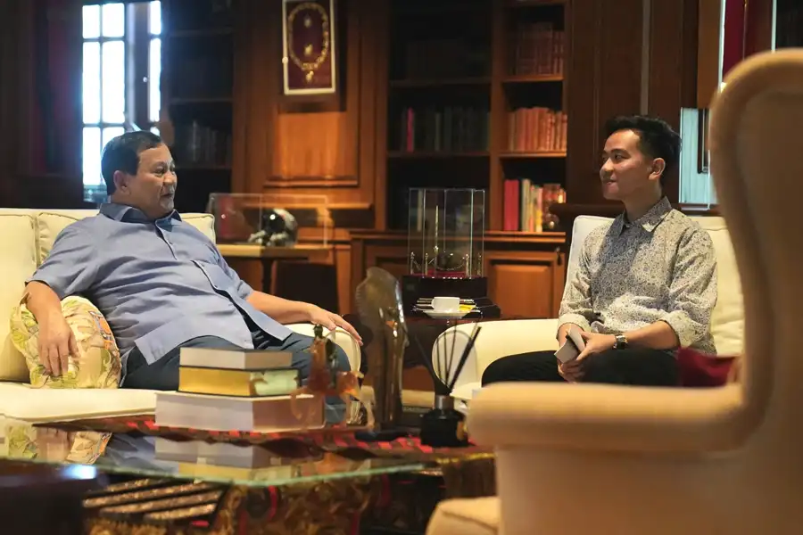 Prabowo berbincang santai dengan Gibran Rakabuming Raka