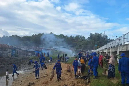 Hari Laut Sedunia, Ditpolairud Polda Sultra Adakan Aksi Bersih Pantai di Kendari Ditpolairud Polda Sultra bersama KP Manyar 5005, masyarakat dan pemerintah setempat saat melakukan kegiatan Aksi Bersih Pantai dan Laut di Kelurahan Talia, Kecamatan Abeli, Kota Kendari (foto: Dok Humas Polri)