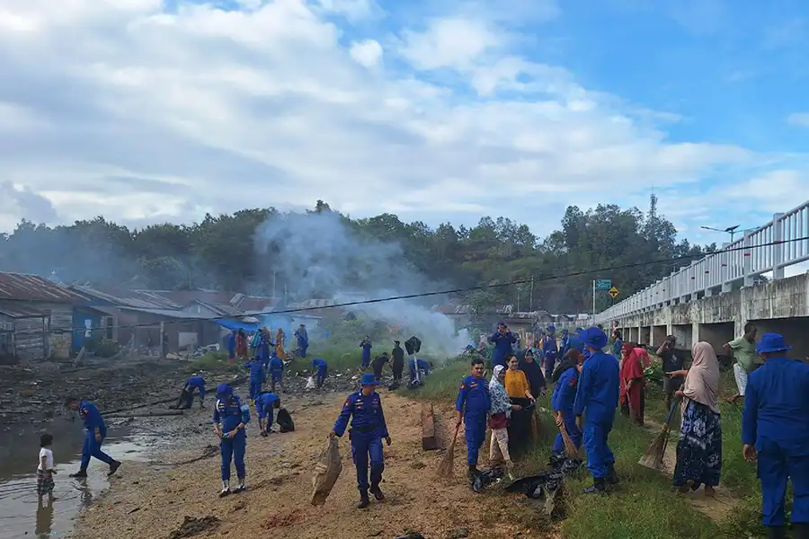 Ditpolairud Polda Sultra bersama KP Manyar 5005, masyarakat dan pemerintah setempat saat melakukan kegiatan Aksi Bersih Pantai dan Laut di Kelurahan Talia, Kecamatan Abeli, Kota Kendari (foto: Dok Humas Polri)