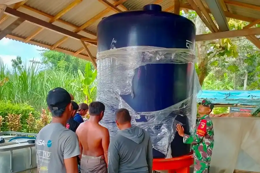 Antisipasi Kemarau Panjang, Babinsa Dadapan Lakukan Distribusi Tandon Air di Dusun Karang Sejati beritajatim