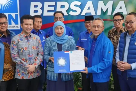 Pilkada Jatim 2024, PAN Serahkan SK Rekomendasi untuk Khofifah dan Emil Dardak Ketua Umum DPP PAN Zulkifli Hasan menyerahkan SK rekomendasi kepada Khofifah Indar Parawansa dan Emil Elestianto Dardak sebagai pasangan calon gubernur dan wakil gubernur pada Pilkada Jawa Timur 2024. (foto: Dok PAN)