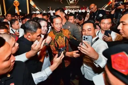 Kinerja Jokowi-Ma’ruf Amin Dinilai Memuaskan, Ini Tanggapan Koordinator Staf Khusus Presiden Presiden Joko Widodo dalam sebuah acara gelaran Himpunan Pengusaha Muda Indonesia (HIPMI) di Hotel Fairmont Jakarta (foto: Dok Biro Pers Sekretariat Presiden)
