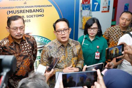 Pj Gubernur Adhy Karyono saat menjelaskan RSUD Dr. Soetomo sebagai UOBK yang mendukung Dinas Kesehatan Jatim meningkatkan kualitas pelayanan kesehatan.